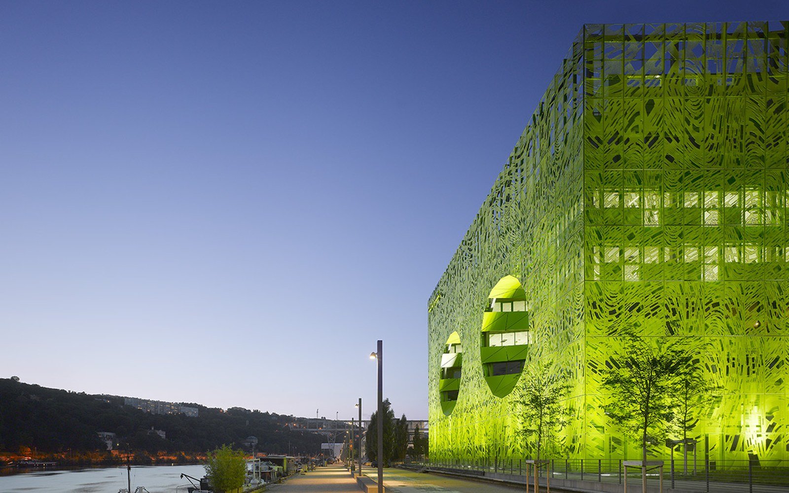 Pavillon Vert, façade de verre sérigraphié vert, Lyon Confluence, vue de nuit